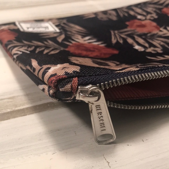 NWOT {Herschel} Clutch - Picture 3 of 8